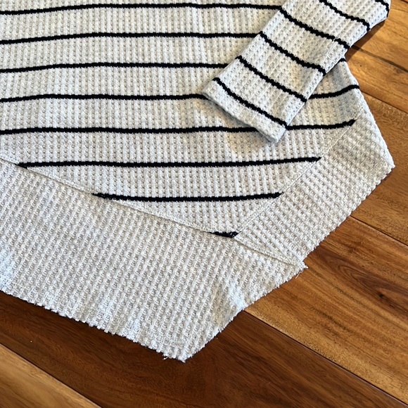 Sweet Romeo long sleeve waffle knit asymmetrical top - Picture 6 of 7